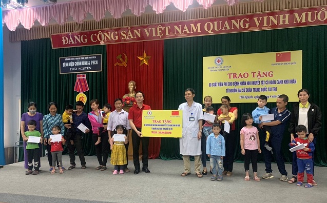 Thái Nguyên: Trao tặng viện phí cho bệnh nhân nhi khuyết tật